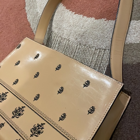 Beautiful structured tan bag with unique design - Picture 4 of 5